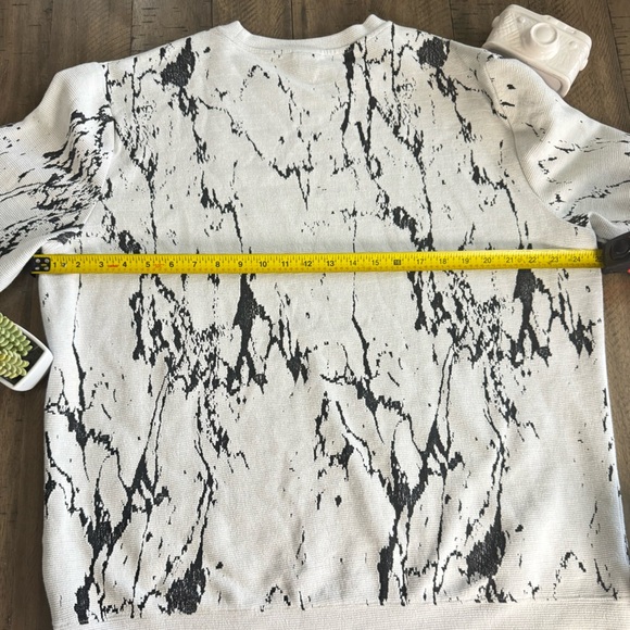H&M Black and White Crewneck Sweater with Abstract Pattern - Picture 9 of 10